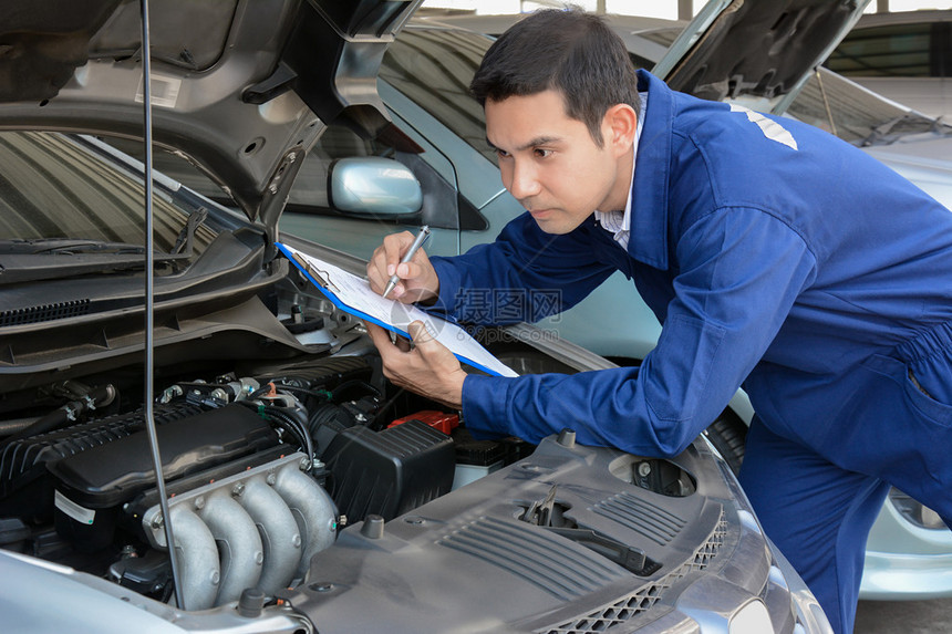 汽车机械或技术师在车库检图片