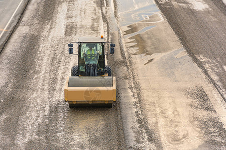 做道路建设工作的压路机图片