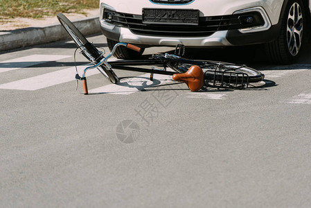 路上自行车和汽车被损坏交通事图片
