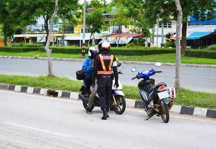 泰国曼谷街头的交警停车检查摩托车交警背景图片