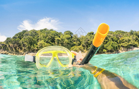 冒险的人在水下拍摄浮潜面具的照片在斯米兰群岛海滩享受快乐趣的冒险旅行生活方式环游世界自然奇观温暖的背景图片