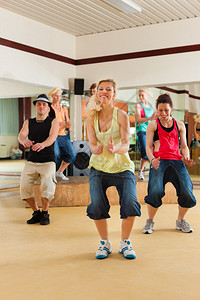 年轻人在工作室或健身房跳舞背景图片