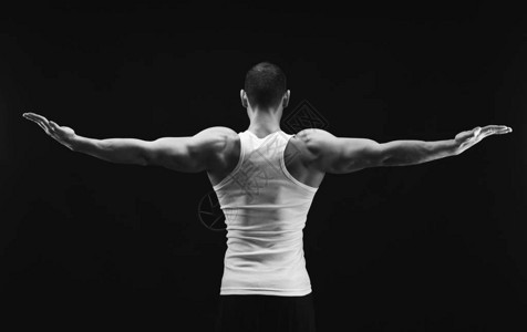 运动健壮模型显示手和背部肌肉强力低键制片室拍摄黑白图像身体建构图片