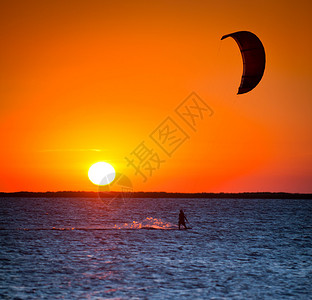 一个人在日落时放风筝的剪影图片