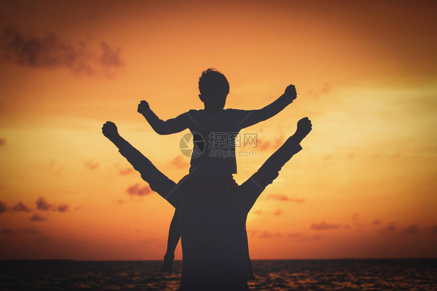 父亲和儿子在海滩图片