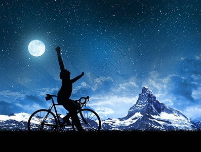 剪影骑自行车的人在夜空中骑着公路自行车图片