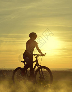 夕阳下骑自行车的女孩图片