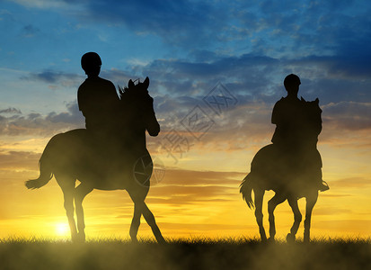 在日落时剪影两个骑马的骑手背景图片