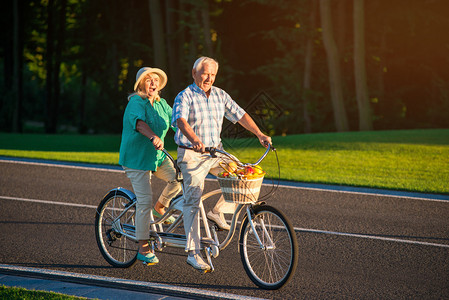 老年夫妇骑着双车图片