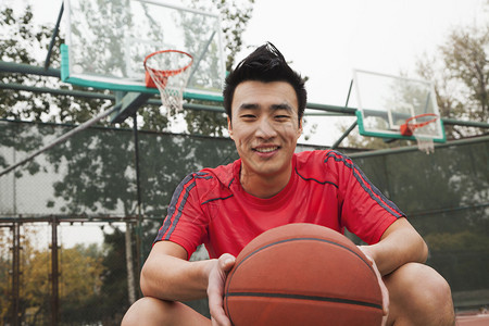 篮球场上打篮球的年轻人图片
