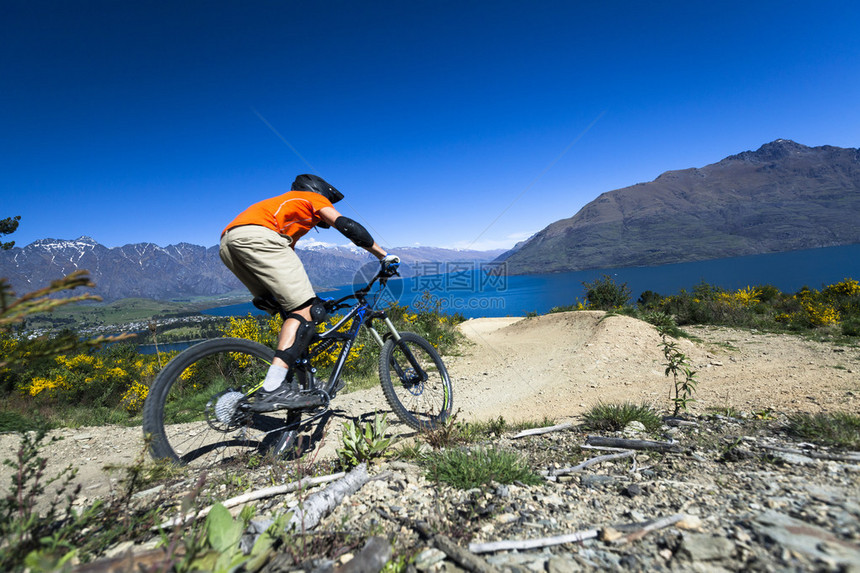 在新西兰皇后镇骑自行车的山图片