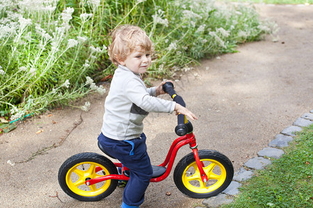2岁的小孩学会骑着他第一辆图片