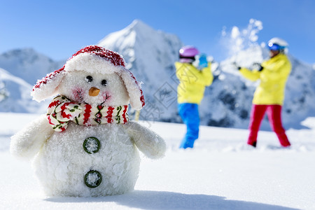 滑雪滑雪者阳光和冬季乐趣有雪人的滑图片