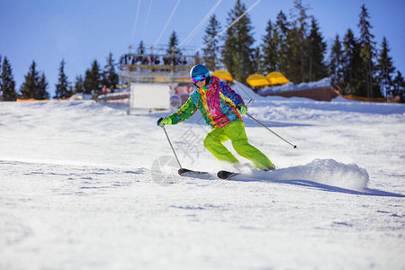 男滑雪者在山坡上雕刻翻转图片