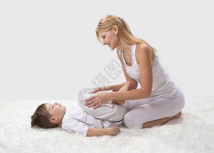 母子睡前做瑜伽图片