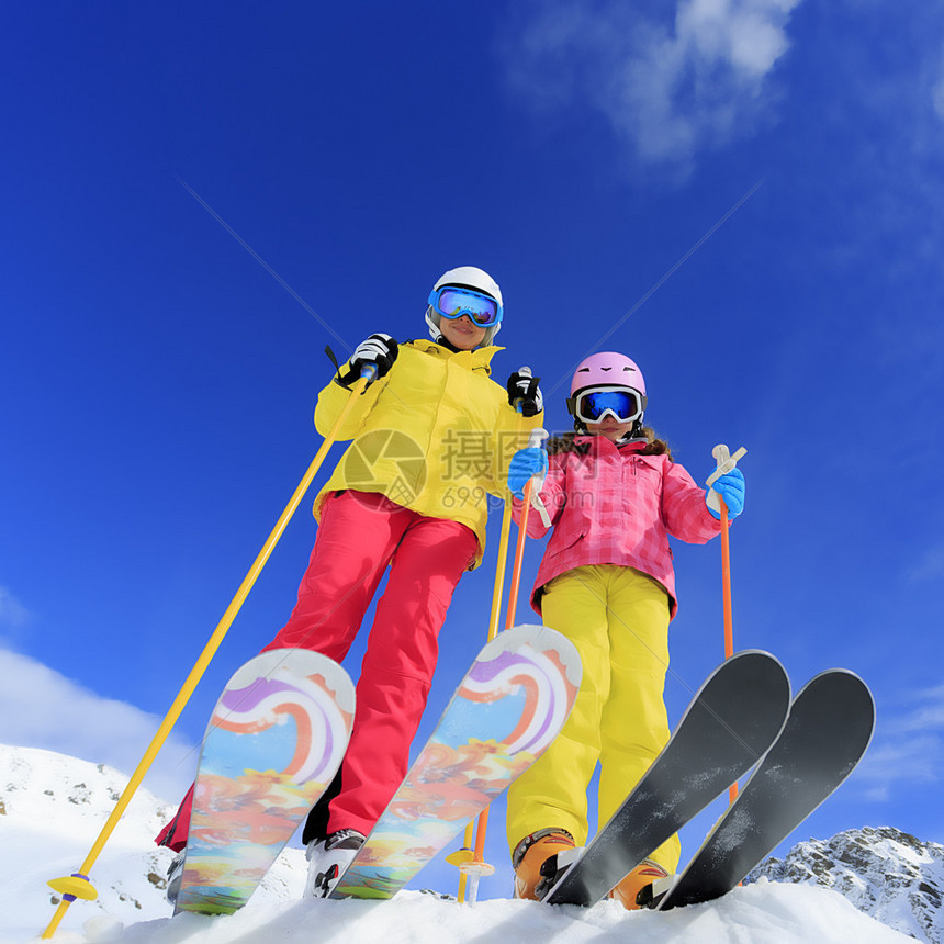 滑雪滑雪者阳光和冬季乐趣享受滑雪图片
