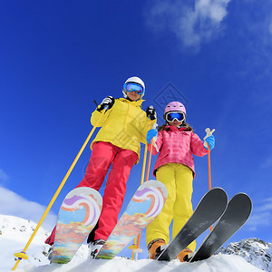 滑雪滑雪者阳光和冬季乐趣享受滑雪图片
