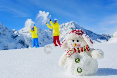 埃斯基滑雪滑雪者阳光和冬季乐趣有雪人的滑背景