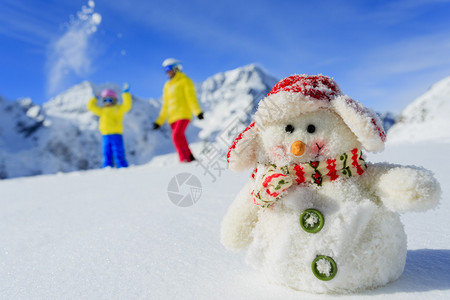 滑雪滑雪者阳光和冬季乐趣有雪人的滑图片