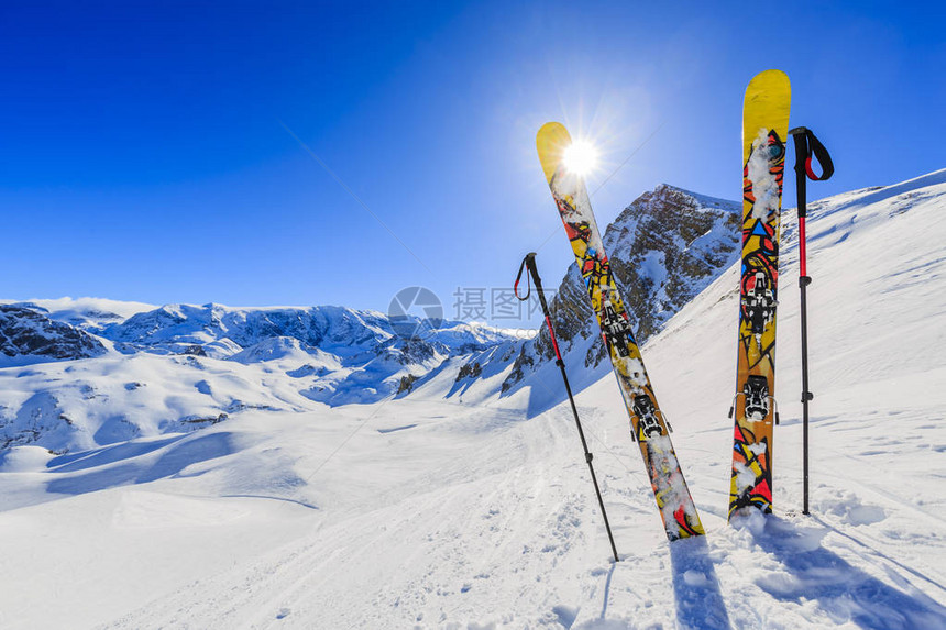 在法国梅里贝尔市库切维尔美丽的冬季雪中3座华丽的著名山峰景色令图片