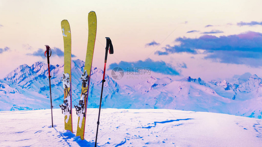 冬季滑雪山地和滑雪后游装备图片