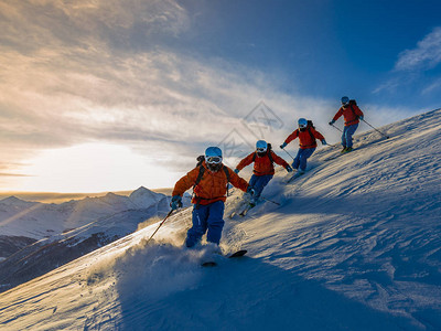 在美丽的冬雪MtFort滑雪高清图片