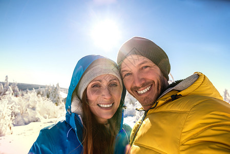 在山上微笑的冬季运动自拍图片