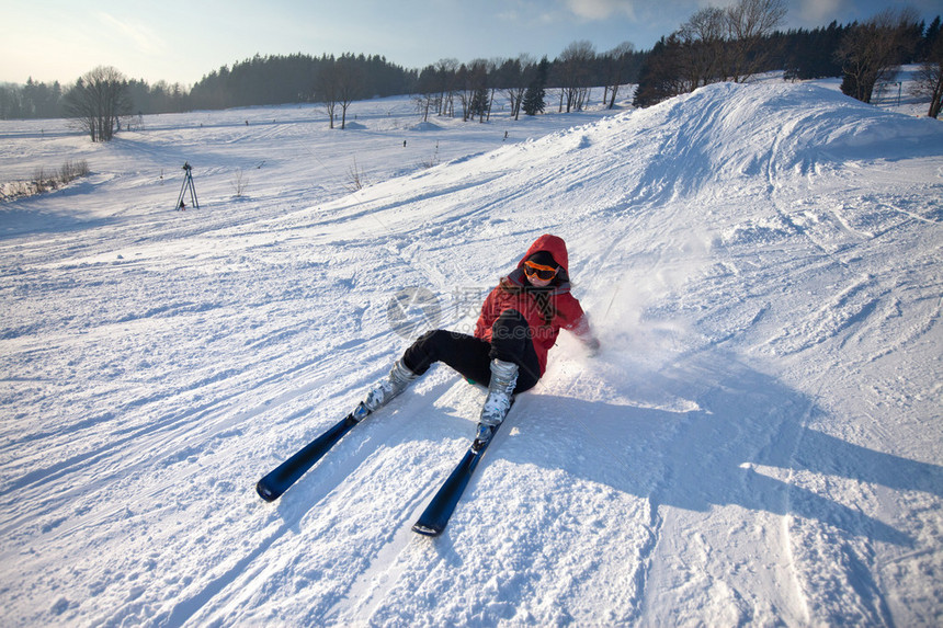 女人滑雪下山跌倒图片