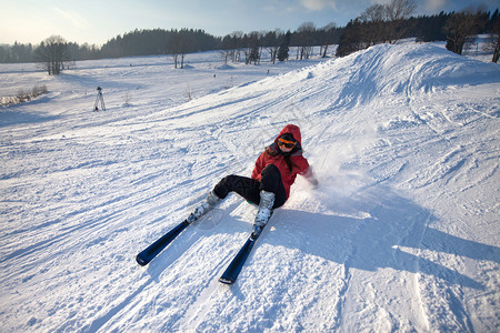 女人滑雪下山跌倒图片