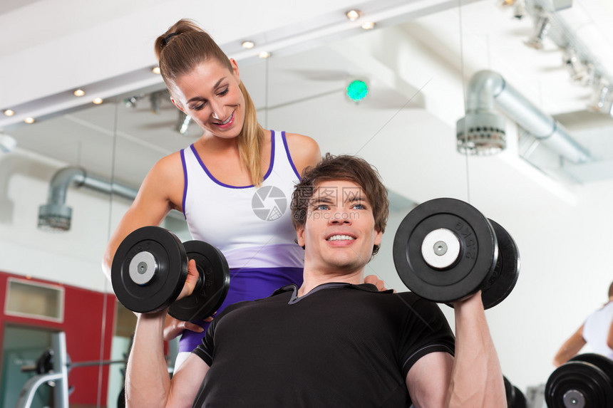 年轻夫妇在体操中运动体重其中一对图片