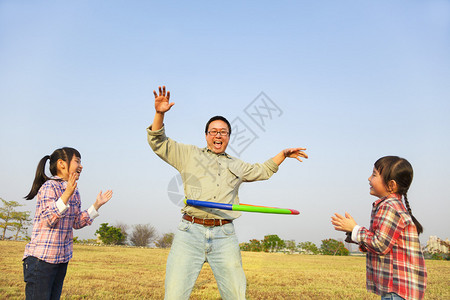 快乐的家庭在户外玩呼啦圈图片
