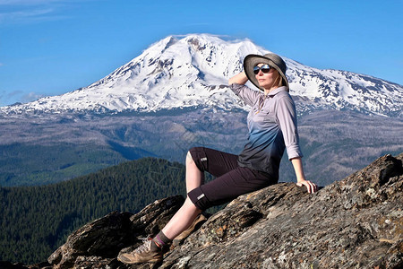 在俄勒冈州的暑假旅行中年妇女在亚当斯山冰川的山顶上放松波特兰俄图片