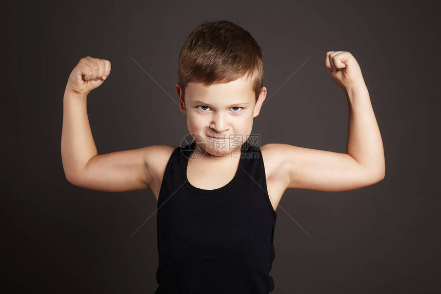 孩子有趣的小男孩运动英俊的男孩强的健美运动员显示他的图片
