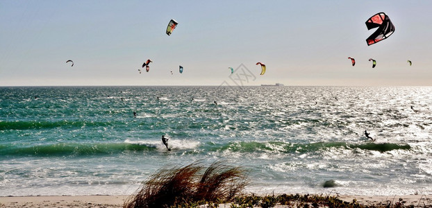 与Kite冲浪者一起在大西洋玩图片