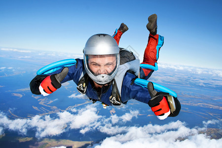 Skydiver从空中掉下来了好了举起手来背景图片