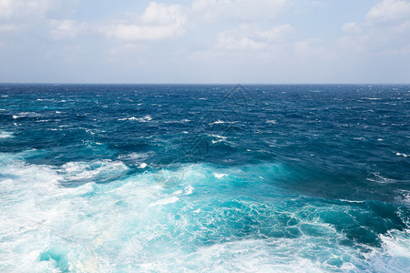 美丽的蓝色海面和泡沫波图片
