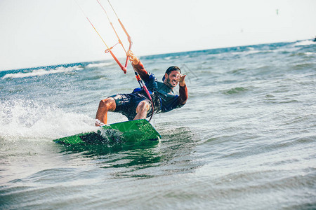 风筝冲浪人在风筝板上运动的风景背景图片