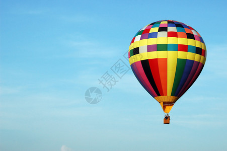 热气球在天空翱翔图片