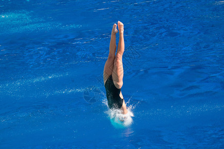 竞争激烈的潜水员进入水中图片