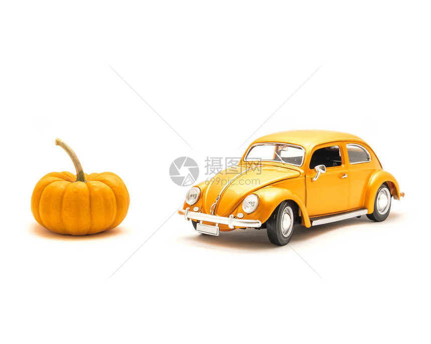 演播室拍摄了橙色玩具汽车和小型南瓜图片