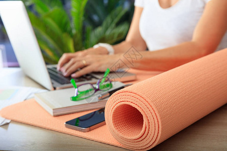 放松工作理念办公桌上的瑜伽垫图片