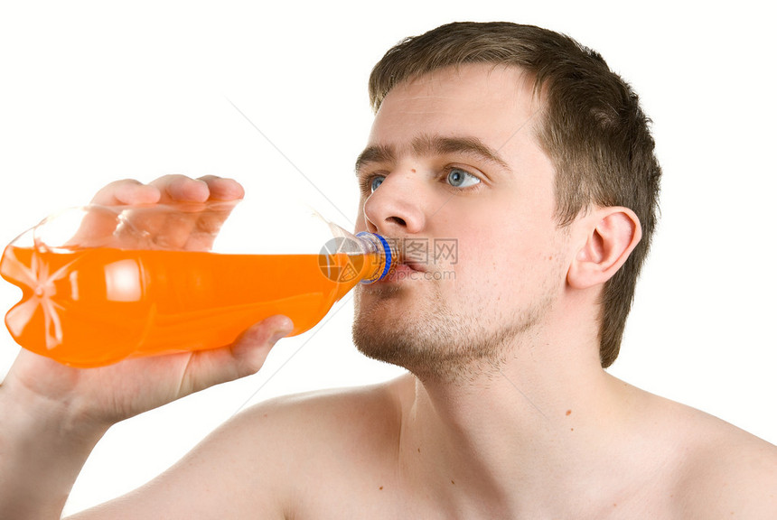 喝橙汁的男人在白图片