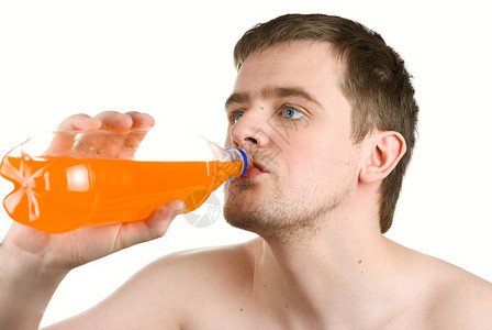 喝橙汁的男人在白图片