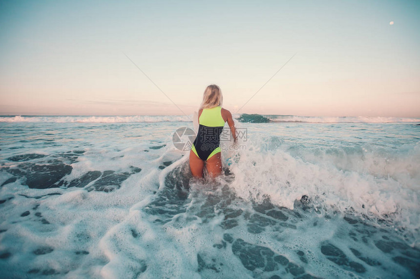 在海洋冲浪板上冲浪的女运图片