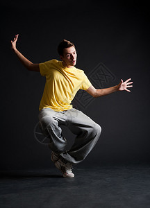 在黑暗背景下跳舞的酷情绪bboy图片