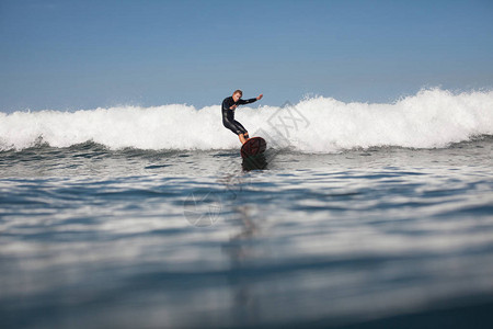 运动员在海洋中冲浪图片