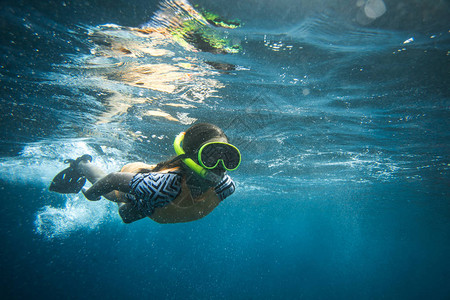 潜水蒙面和浮潜单在海洋中潜水的妇背景图片