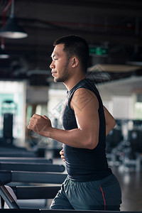越南男子在健身房运动机上跑图片