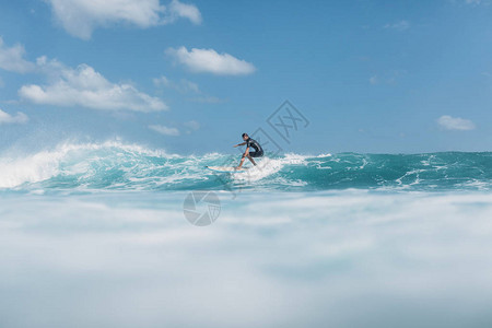 活跃男子在海洋冲浪图片