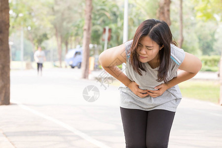亚洲女人在公园跑步时肚子疼图片